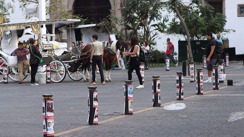 Guadalajara, Jalisco. en la Plaza de Armas, en el centro de Guadalajara hay decenas de fichas de busqueda